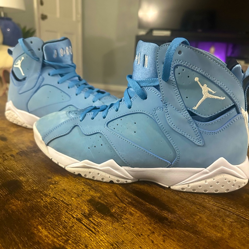 Jordan 7 Retro Pantone. North Carolina Edition